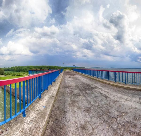 5月最后几天 米特科夫湖 波兰弗罗茨瓦夫附近 的水坝 美丽的风暴云和阳光 — 图库照片