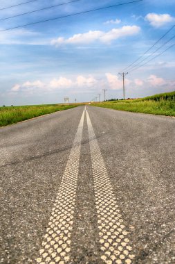 Wroclaw, Polonya yakınlarındaki Mayıs son günlerinde, renkli alanlar arasında boş, yerel yol.