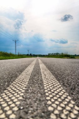 Wroclaw, Polonya yakınlarındaki Mayıs son günlerinde, renkli alanlar arasında boş, yerel yol.
