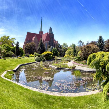 Wroclaw, Polonya-Mayıs 30, 2019: Botanik Bahçesi Wroclaw, Polonya. Bahçe 1811 den 1816 katedral Adası (Ostrow Tumski), şehrin en eski parçası üzerinde inşa edilmiştir.