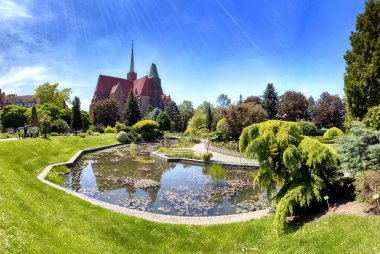 Wroclaw, Polonya-Mayıs 30, 2019: Botanik Bahçesi Wroclaw, Polonya. Bahçe 1811 den 1816 katedral Adası (Ostrow Tumski), şehrin en eski parçası üzerinde inşa edilmiştir.