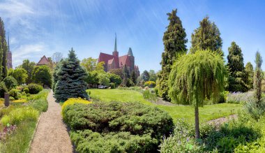 Wroclaw, Polonya-Mayıs 30, 2019: Botanik Bahçesi Wroclaw, Polonya. Bahçe 1811 den 1816 katedral Adası (Ostrow Tumski), şehrin en eski parçası üzerinde inşa edilmiştir.