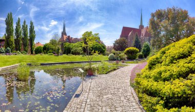 Wroclaw, Polonya-Mayıs 30, 2019: Botanik Bahçesi Wroclaw, Polonya. Bahçe 1811 den 1816 katedral Adası (Ostrow Tumski), şehrin en eski parçası üzerinde inşa edilmiştir.