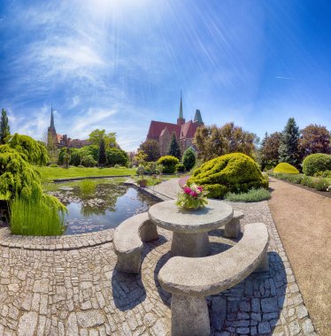 Wroclaw, Polonya-Mayıs 30, 2019: Botanik Bahçesi Wroclaw, Polonya. Bahçe 1811 den 1816 katedral Adası (Ostrow Tumski), şehrin en eski parçası üzerinde inşa edilmiştir.