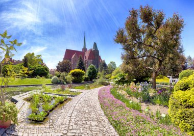 Wroclaw, Polonya-Mayıs 30, 2019: Botanik Bahçesi Wroclaw, Polonya. Bahçe 1811 den 1816 katedral Adası (Ostrow Tumski), şehrin en eski parçası üzerinde inşa edilmiştir.