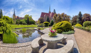 Wroclaw, Polonya-Mayıs 30, 2019: Botanik Bahçesi Wroclaw, Polonya. Bahçe 1811 den 1816 katedral Adası (Ostrow Tumski), şehrin en eski parçası üzerinde inşa edilmiştir.
