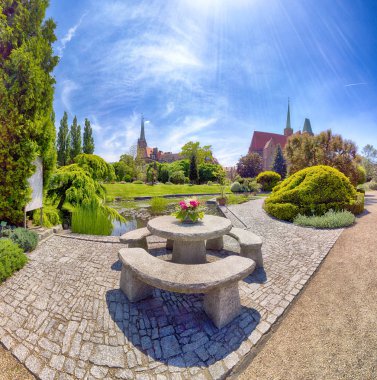Wroclaw, Polonya-Mayıs 30, 2019: Botanik Bahçesi Wroclaw, Polonya. Bahçe 1811 den 1816 katedral Adası (Ostrow Tumski), şehrin en eski parçası üzerinde inşa edilmiştir.