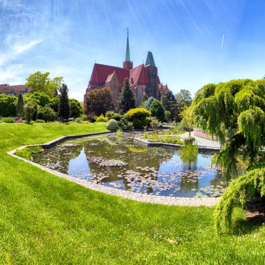 Wroclaw, Polonya-Mayıs 30, 2019: Botanik Bahçesi Wroclaw, Polonya. Bahçe 1811 den 1816 katedral Adası (Ostrow Tumski), şehrin en eski parçası üzerinde inşa edilmiştir.