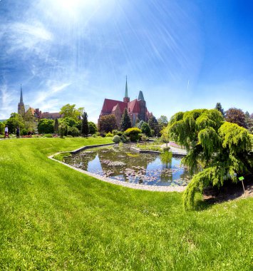 Wroclaw, Polonya-Mayıs 30, 2019: Botanik Bahçesi Wroclaw, Polonya. Bahçe 1811 den 1816 katedral Adası (Ostrow Tumski), şehrin en eski parçası üzerinde inşa edilmiştir.