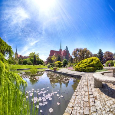 Wroclaw, Polonya-Mayıs 30, 2019: Botanik Bahçesi Wroclaw, Polonya. Bahçe 1811 den 1816 katedral Adası (Ostrow Tumski), şehrin en eski parçası üzerinde inşa edilmiştir.