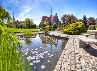 Wroclaw, Polonya-Mayıs 30, 2019: Botanik Bahçesi Wroclaw, Polonya. Bahçe 1811 den 1816 katedral Adası (Ostrow Tumski), şehrin en eski parçası üzerinde inşa edilmiştir.