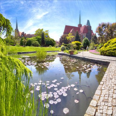 Wroclaw, Polonya-Mayıs 30, 2019: Botanik Bahçesi Wroclaw, Polonya. Bahçe 1811 den 1816 katedral Adası (Ostrow Tumski), şehrin en eski parçası üzerinde inşa edilmiştir.