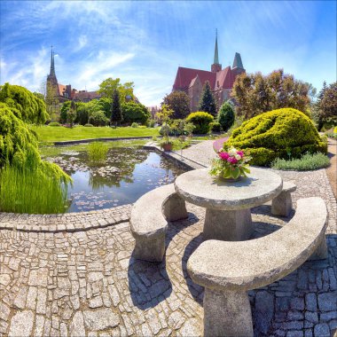 Wroclaw, Polonya-Mayıs 30, 2019: Botanik Bahçesi Wroclaw, Polonya. Bahçe 1811 den 1816 katedral Adası (Ostrow Tumski), şehrin en eski parçası üzerinde inşa edilmiştir.
