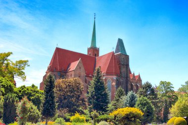 Wroclaw, Polonya-Mayıs 30, 2019: Botanik Bahçesi Wroclaw, Polonya. Bahçe 1811 den 1816 katedral Adası (Ostrow Tumski), şehrin en eski parçası üzerinde inşa edilmiştir.