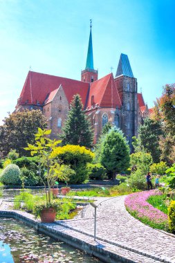 Wroclaw, Polonya-Mayıs 30, 2019: Botanik Bahçesi Wroclaw, Polonya. Bahçe 1811 den 1816 katedral Adası (Ostrow Tumski), şehrin en eski parçası üzerinde inşa edilmiştir.