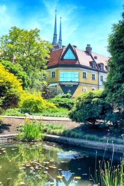Wroclaw, Polonya-Mayıs 30, 2019: Botanik Bahçesi Wroclaw, Polonya. Bahçe 1811 den 1816 katedral Adası (Ostrow Tumski), şehrin en eski parçası üzerinde inşa edilmiştir.