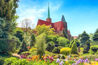 Wroclaw, Polonya-Mayıs 30, 2019: Botanik Bahçesi Wroclaw, Polonya. Bahçe 1811 den 1816 katedral Adası (Ostrow Tumski), şehrin en eski parçası üzerinde inşa edilmiştir.