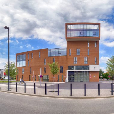 Wroclaw, Polonya - 01 Haziran 2019: Siechnice Şehir Merkezi (Wroclaw yakınları, Polonya) modern belediye binası. Bu kentsel projenin mimarları: Mackow Pracownia Projektowa.