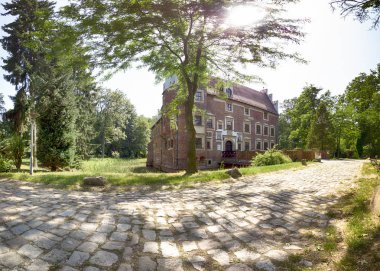 Wroclaw, Polonya - 11 Haziran 2019: Wroclaw, Polonya yakınlarındaki Wojnowice 'daki Rönesans Su Kalesi. Şu anda, burada bir otel ve restoran var..