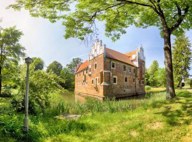 Wroclaw, Polonya - 11 Haziran 2019: Wroclaw, Polonya yakınlarındaki Wojnowice 'daki Rönesans Su Kalesi. Şu anda, burada bir otel ve restoran var..