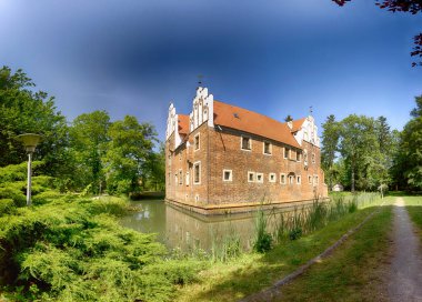 Wroclaw, Polonya - 11 Haziran 2019: Wroclaw, Polonya yakınlarındaki Wojnowice 'daki Rönesans Su Kalesi. Şu anda, burada bir otel ve restoran var..