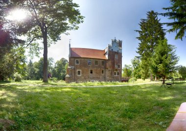Wroclaw, Polonya - 11 Haziran 2019: Wroclaw, Polonya yakınlarındaki Wojnowice 'daki Rönesans Su Kalesi. Şu anda, burada bir otel ve restoran var..