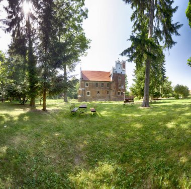 Wroclaw, Polonya - 11 Haziran 2019: Wroclaw, Polonya yakınlarındaki Wojnowice 'daki Rönesans Su Kalesi. Şu anda, burada bir otel ve restoran var..