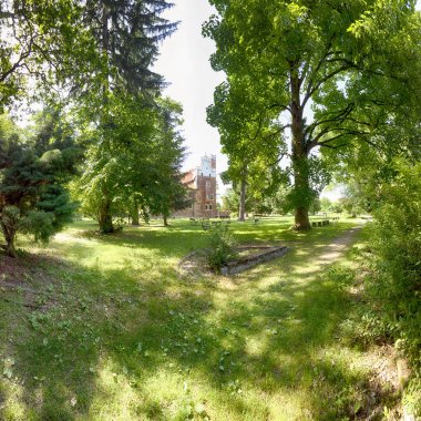 Wroclaw, Polonya - 11 Haziran 2019: Wroclaw, Polonya yakınlarındaki Wojnowice 'daki Rönesans Su Kalesi. Şu anda, burada bir otel ve restoran var..