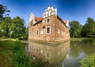 Wroclaw, Polonya - 11 Haziran 2019: Wroclaw, Polonya yakınlarındaki Wojnowice 'daki Rönesans Su Kalesi. Şu anda, burada bir otel ve restoran var..