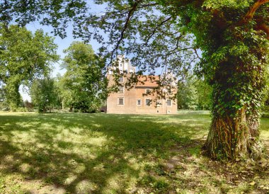 Wroclaw, Polonya - 11 Haziran 2019: Wroclaw, Polonya yakınlarındaki Wojnowice 'daki Rönesans Su Kalesi. Şu anda, burada bir otel ve restoran var..
