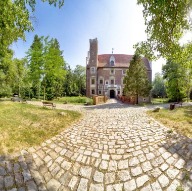 Wroclaw, Polonya - 11 Haziran 2019: Wroclaw, Polonya yakınlarındaki Wojnowice 'daki Rönesans Su Kalesi. Şu anda, burada bir otel ve restoran var..