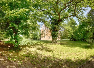 Wroclaw, Polonya - 11 Haziran 2019: Wroclaw, Polonya yakınlarındaki Wojnowice 'daki Rönesans Su Kalesi. Şu anda, burada bir otel ve restoran var..