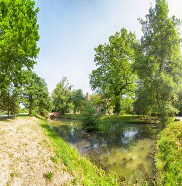 Wroclaw, Polonya - 11 Haziran 2019: Wroclaw, Polonya yakınlarındaki Wojnowice 'daki Rönesans Su Kalesi. Şu anda, burada bir otel ve restoran var..