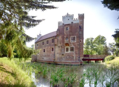 Wroclaw, Polonya - 11 Haziran 2019: Wroclaw, Polonya yakınlarındaki Wojnowice 'daki Rönesans Su Kalesi. Şu anda, burada bir otel ve restoran var..