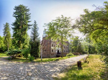 Wroclaw, Polonya - 11 Haziran 2019: Wroclaw, Polonya yakınlarındaki Wojnowice 'daki Rönesans Su Kalesi. Şu anda, burada bir otel ve restoran var..