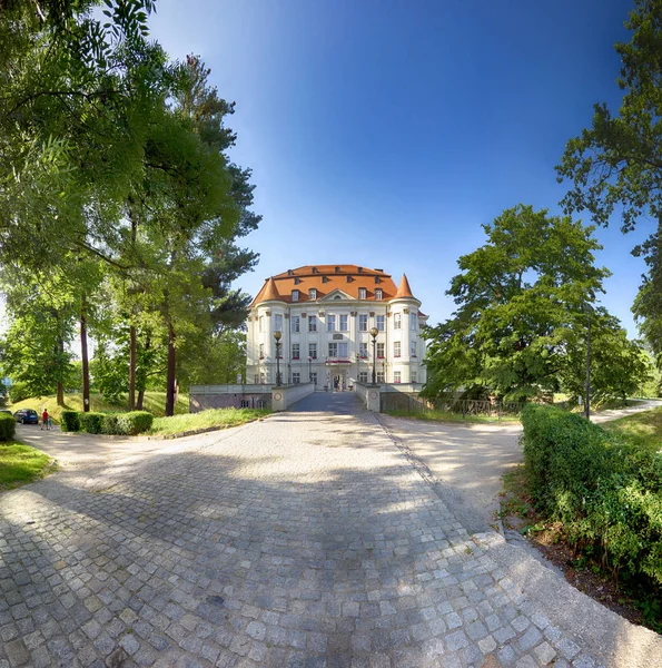 WROCLAW, POLÓNIA - JUNHO 11, 2019: Castelo em Lesnica, Wroclaw, Pol — Fotografia de Stock