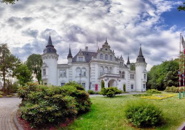 Wroclaw, Polonya - 16 Haziran 2019: Saurma-Jeltsch ailesinin Neoklasik Sarayı (1886 yılında inşa edildi). Şu anda Polonya 'nın Wroclaw kenti yakınlarında bulunan Jelcz-Laskowice' deki kasaba ve komün bürosunun merkezi konumundadır..