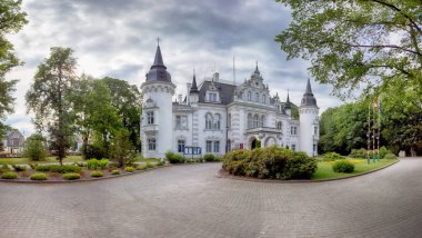 Wroclaw, Polonya - 16 Haziran 2019: Saurma-Jeltsch ailesinin Neoklasik Sarayı (1886 yılında inşa edildi). Şu anda Polonya 'nın Wroclaw kenti yakınlarında bulunan Jelcz-Laskowice' deki kasaba ve komün bürosunun merkezi konumundadır..