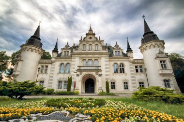 Wroclaw, Polonya - 16 Haziran 2019: Saurma-Jeltsch ailesinin Neoklasik Sarayı (1886 yılında inşa edildi). Şu anda Polonya 'nın Wroclaw kenti yakınlarında bulunan Jelcz-Laskowice' deki kasaba ve komün bürosunun merkezi konumundadır..