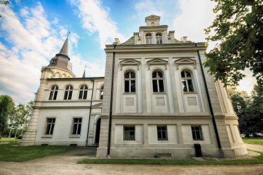 Wroclaw, Polonya - 16 Haziran 2019: Saurma-Jeltsch ailesinin Neoklasik Sarayı (1886 yılında inşa edildi). Şu anda Polonya 'nın Wroclaw kenti yakınlarında bulunan Jelcz-Laskowice' deki kasaba ve komün bürosunun merkezi konumundadır..