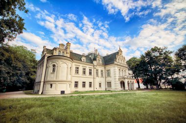 Wroclaw, Polonya - 16 Haziran 2019: Saurma-Jeltsch ailesinin Neoklasik Sarayı (1886 yılında inşa edildi). Şu anda Polonya 'nın Wroclaw kenti yakınlarında bulunan Jelcz-Laskowice' deki kasaba ve komün bürosunun merkezi konumundadır..