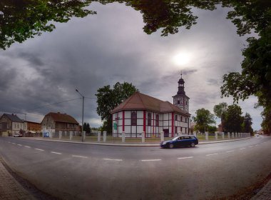 Wroclaw, Polonya - 16 Haziran 2019: Polonya 'nın Wroclaw kenti yakınlarındaki Jelcz-Laskowice kentinde Roma Katolik Kilisesi.