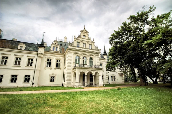 ポーランドのヴロツワフ 2019年6月16日 サウルマ イェルツチ家の新古典派宮殿 1886年に建てられました 現在はポーランドのヴロツワフ近郊のイェルツワフ ラスコヴィツェにある町役場の座席 — ストック写真
