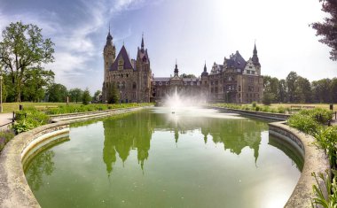 Wroclaw, Polonya - 15 Haziran 2019: Opole, Polonya yakınlarındaki Moszna Kalesi. Polonya 'nın en güzel tarihi konutlarından biri. Sarayda 365 oda, 99 kule ve kule var..