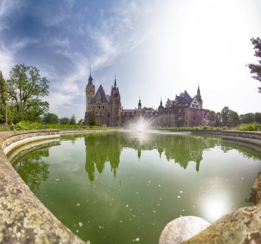 Wroclaw, Polonya - 15 Haziran 2019: Opole, Polonya yakınlarındaki Moszna Kalesi. Polonya 'nın en güzel tarihi konutlarından biri. Sarayda 365 oda, 99 kule ve kule var..