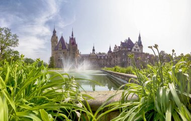 Wroclaw, Polonya - 15 Haziran 2019: Opole, Polonya yakınlarındaki Moszna Kalesi. Polonya 'nın en güzel tarihi konutlarından biri. Sarayda 365 oda, 99 kule ve kule var..