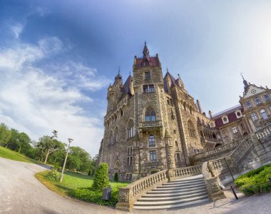 Wroclaw, Polonya - 15 Haziran 2019: Opole, Polonya yakınlarındaki Moszna Kalesi. Polonya 'nın en güzel tarihi konutlarından biri. Sarayda 365 oda, 99 kule ve kule var..