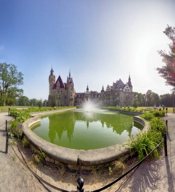 Wroclaw, Polonya - 15 Haziran 2019: Opole, Polonya yakınlarındaki Moszna Kalesi. Polonya 'nın en güzel tarihi konutlarından biri. Sarayda 365 oda, 99 kule ve kule var..