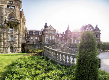 Wroclaw, Polonya - 15 Haziran 2019: Opole, Polonya yakınlarındaki Moszna Kalesi. Polonya 'nın en güzel tarihi konutlarından biri. Sarayda 365 oda, 99 kule ve kule var..