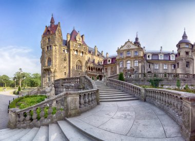 Wroclaw, Polonya - 15 Haziran 2019: Opole, Polonya yakınlarındaki Moszna Kalesi. Polonya 'nın en güzel tarihi konutlarından biri. Sarayda 365 oda, 99 kule ve kule var..